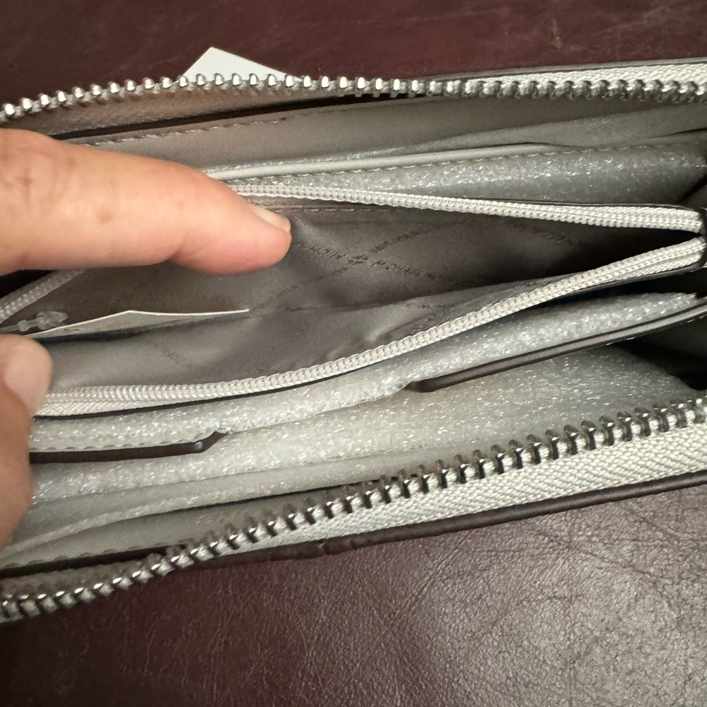 Michael Kors wallet - Picture 7 of 7
